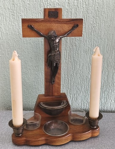 Alter hausaltar mit kerzen und - hausaltar,